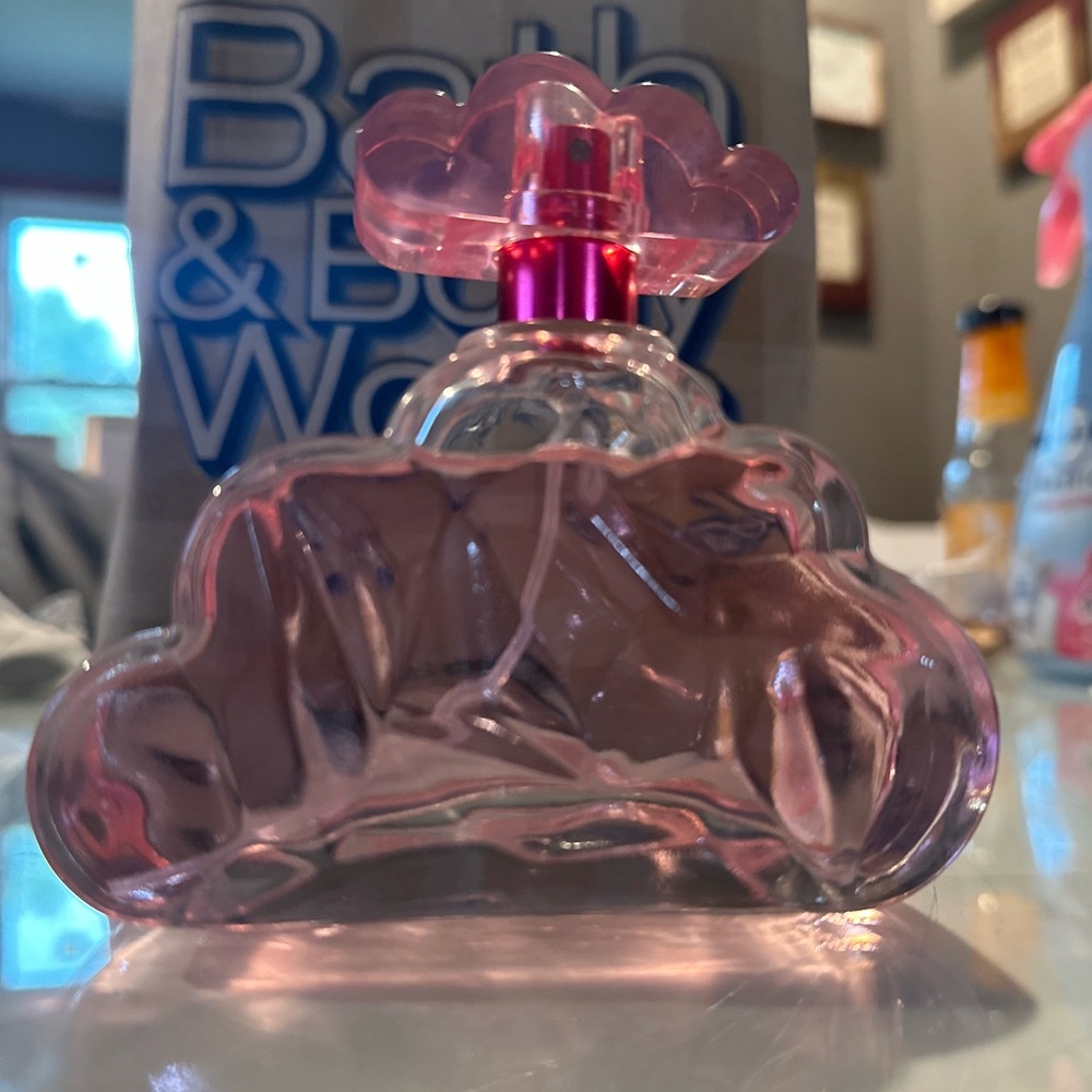 Cloud-Shaped Pink Perfume